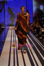 Model walks the ramp for Malini Ramani Show at Lakme Winter fashion week day 5 on 21st Sept 2010 (62).JPG